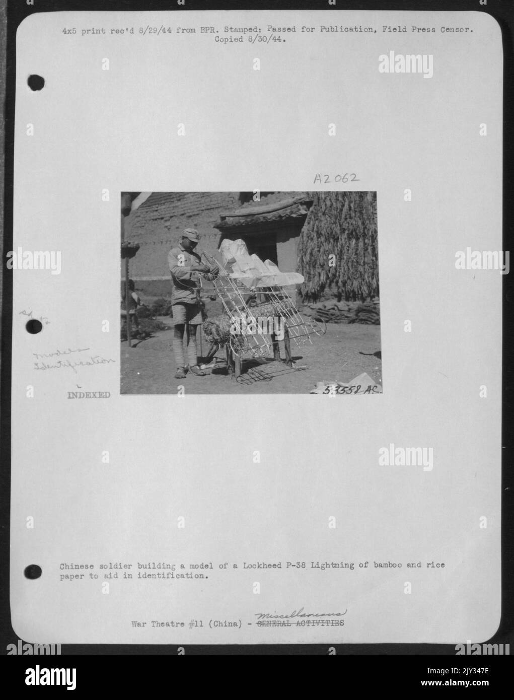 Un soldat chinois construit un modèle de Lockheed P-38 un éclair de bambou et de papier de riz pour faciliter l'identification. Banque D'Images