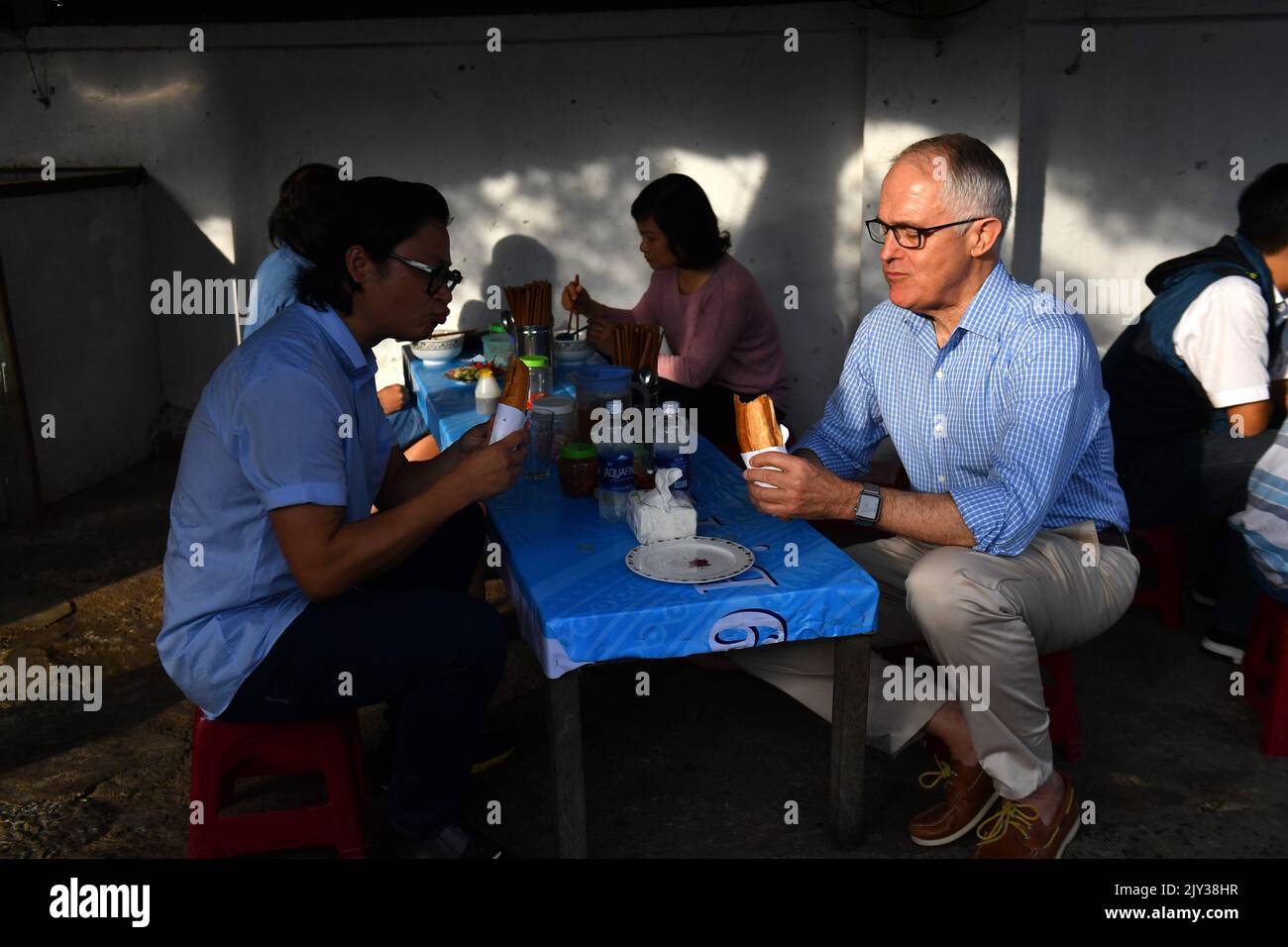 Le Premier ministre australien, Malcolm Turnbull, mange une couronne vietnamienne dans un restaurant de rue avant les réunions de la coopération économique Asie-Pacifique (APEC), Danang, Vietnam, vendredi, 10 novembre, 2017. (Image AAP/Mick Tsikas) Banque D'Images