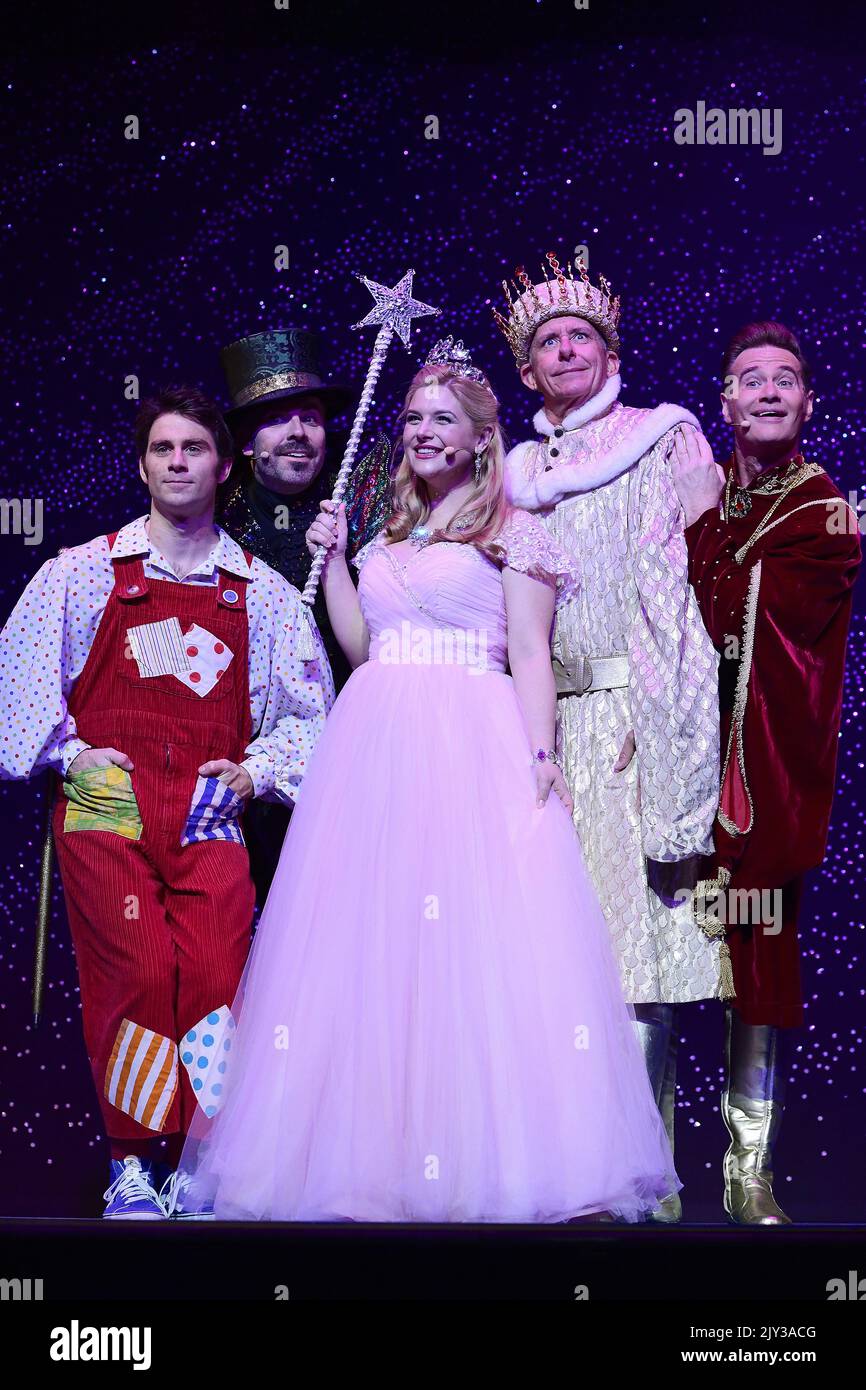 Les acteurs Jimmy Rees (à l'extrême gauche), Luke Joslin (au centre à gauche), Lucy Durack (au centre), Peter Rowsthorn (au centre à droite) et Richard Reid (à l'extrême droite) posent pour une photographie sur scène lors d'un appel médiatique de Jack et de la Beanstalk au théâtre national de Sydney, Sydney, jeudi, 11 juillet 2019. Jack and the Beanstalk - la spectaculaire comédie musicale Giant 3D Family sera à l'origine de 15 spectacles entre 12-21 juillet au théâtre national de Sydney. (AAP image/Bianca de Marchi) Banque D'Images
