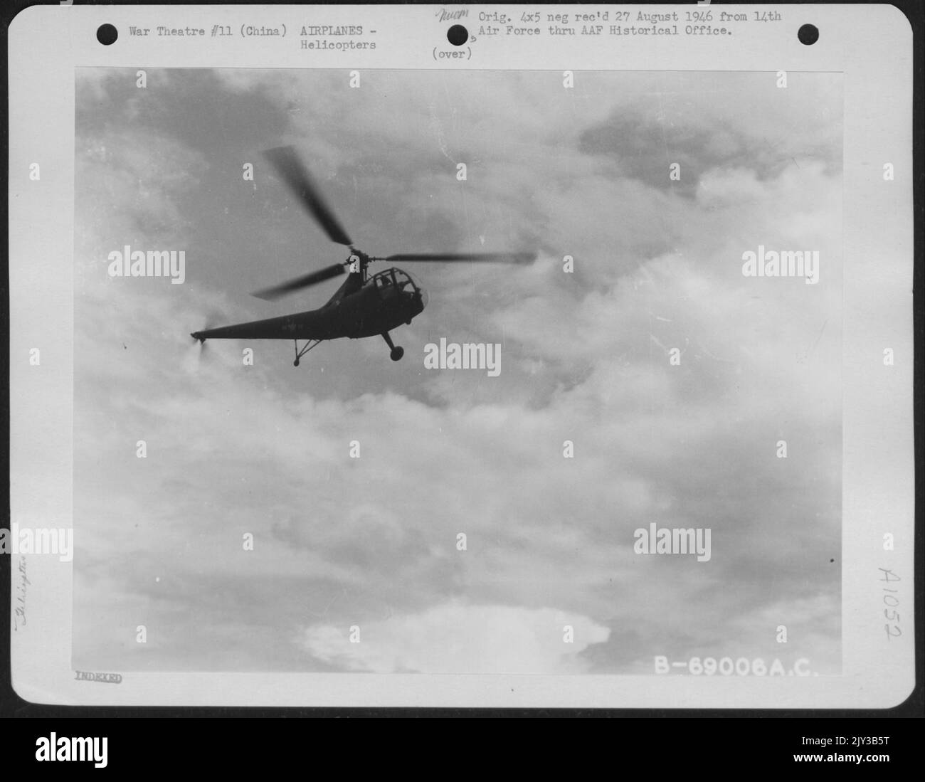 Un hélicoptère Sikorsky R-6 en vol au-dessus de la Chine. 4 juin 1945. Banque D'Images Un hélicoptère Sikorsky R-6 en vol au-dessus de la Chine. 4 juin 1945. Banque D'Images