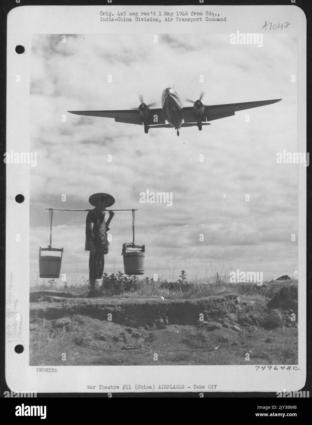 Sur une autre mission de transport de cargaison à partir D'Une base quelque part en Chine, Un Curtiss C-46 s'élève au-dessus de la tête d'Un colie chinois. Banque D'Images
