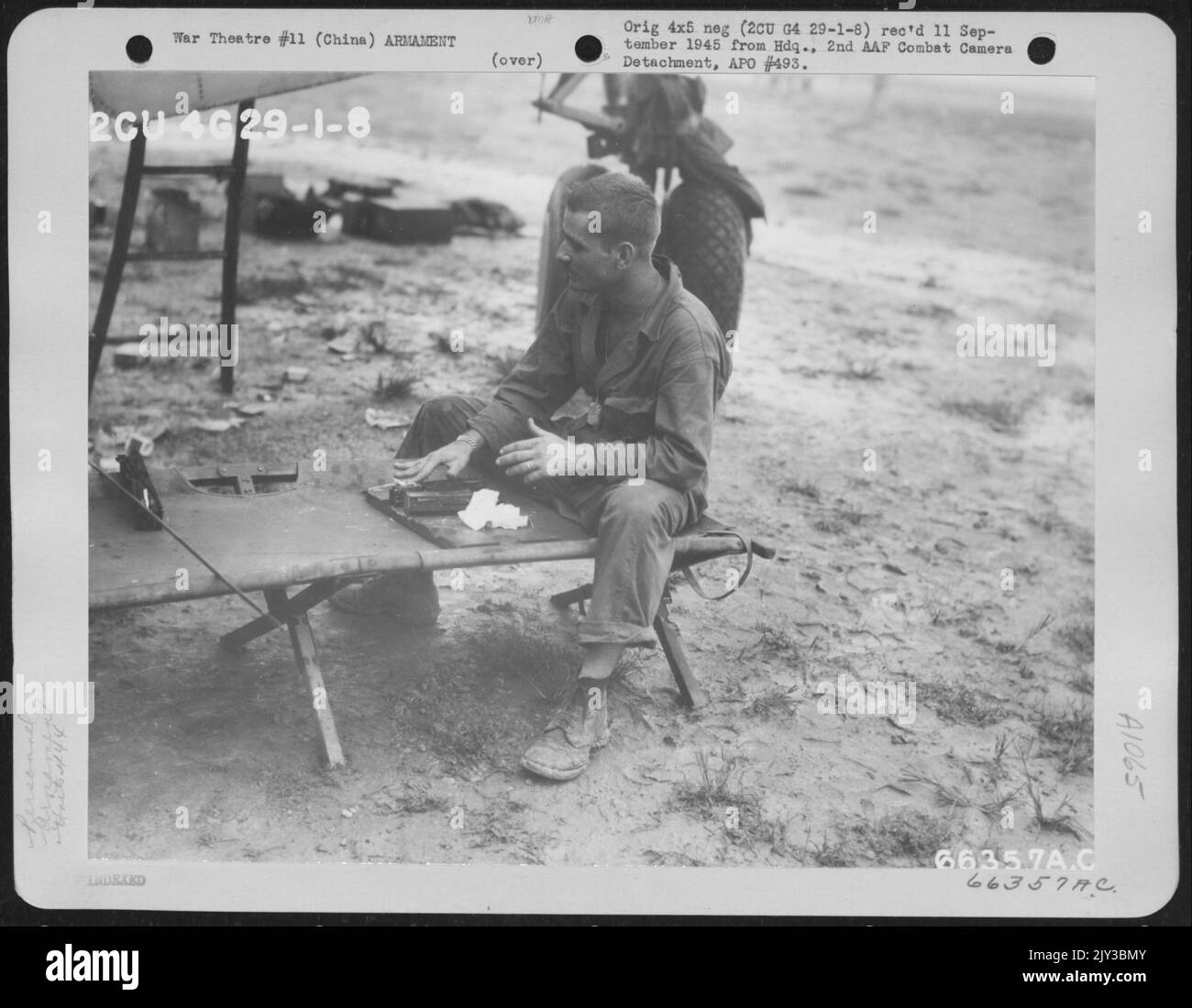 S/Sgt. John L. Austin, Shreveport, L., nettoyage de l'ensemble boulon et tampon d'huile de l'un des deux 50-Cal. Mitrailleuses de la tourelle inférieure avant d'Un Boeing B-29 du Groupe de bombardiers 444th, XX Bomber Command, après Un RAID sur les industries japonaises à Anshan Banque D'Images