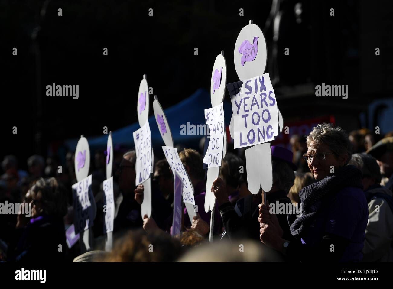 Les manifestants sont vus à l'extérieur de la Bibliothèque nationale de Victoria à Melbourne, samedi, 20 juillet 2019. Des rassemblements ont eu lieu à Canberra, Sydney, Melbourne, Brisbane, marquant six ans depuis la mise en place de la détention en mer à Manus et Nauru. (Image AAP/James Ross) Banque D'Images