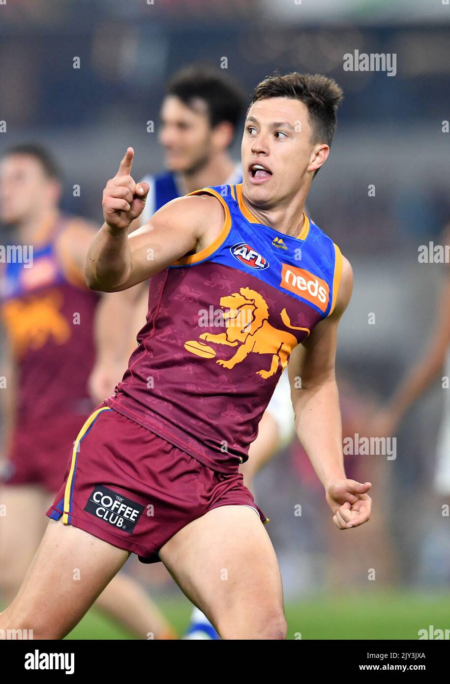 Hugh McClungs des Lions célèbre un but donné lors du match de la série 18 de l'AFL entre les Lions de Brisbane et les kangourous du nord de Melbourne au Gabba à Brisbane, samedi, 20 juillet 2019. (AAP image/Darren Angleterre) Banque D'Images
