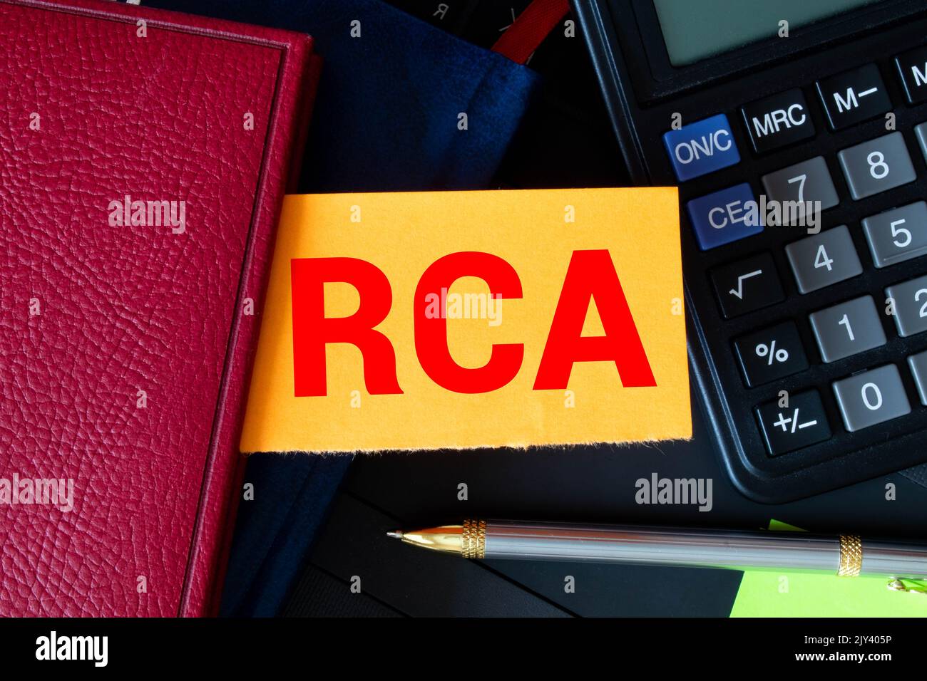 Acronyme d'affaires RCA en tant qu'analyse de la cause profonde écrit avec de la craie sur des étiquettes de mini tableau noir en bois. Banque D'Images