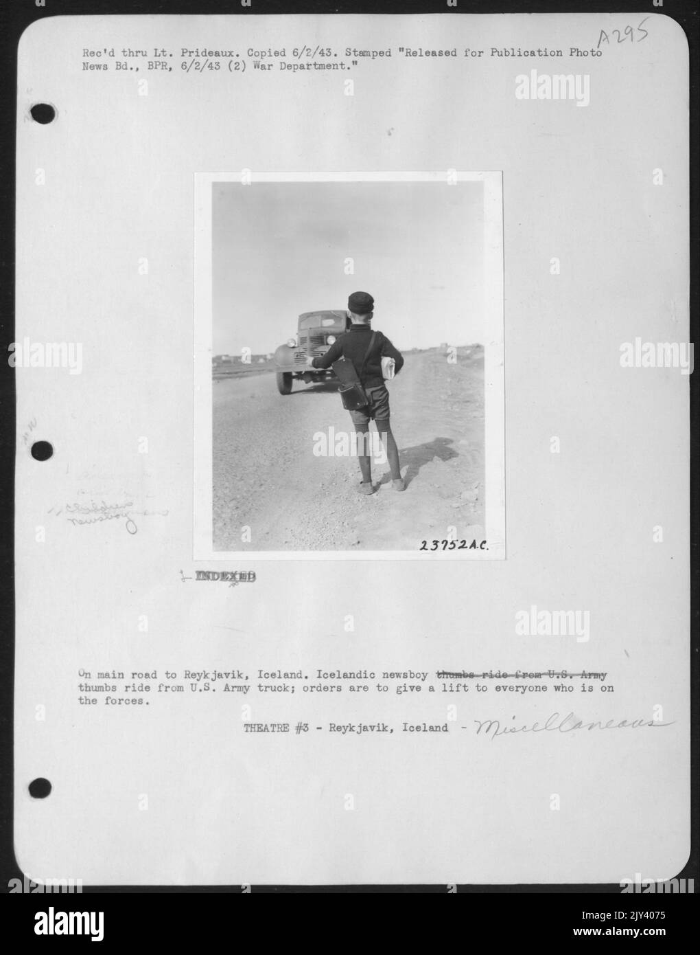 Sur la route principale vers Reykjavik, Islande. Les pouces islandais de Newsboy de camion de l'armée américaine; les ordres sont de donner un ascenseur à tous ceux qui est sur les forces. Banque D'Images