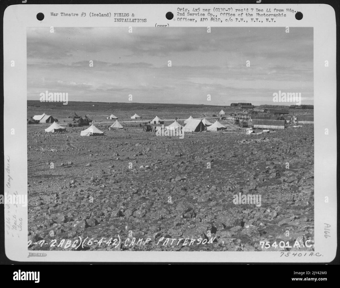 Logements de vie pour le personnel du groupe de base aérienne 2nd à un aérodrome quelque part en Islande. 4 juin 1942. Banque D'Images