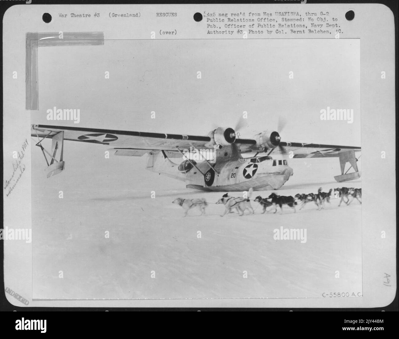 PBY consolidé après une tentative infructueuse d'évacuation du personnel de la station de traîneau à calotte glaciaire. L'équipe de chiens photographiée a été utilisée lors d'un voyage entre le camp de traîneau à moteur et le Boeing B-17 s'est écrasé sur la calotte glaciaire. Banque D'Images