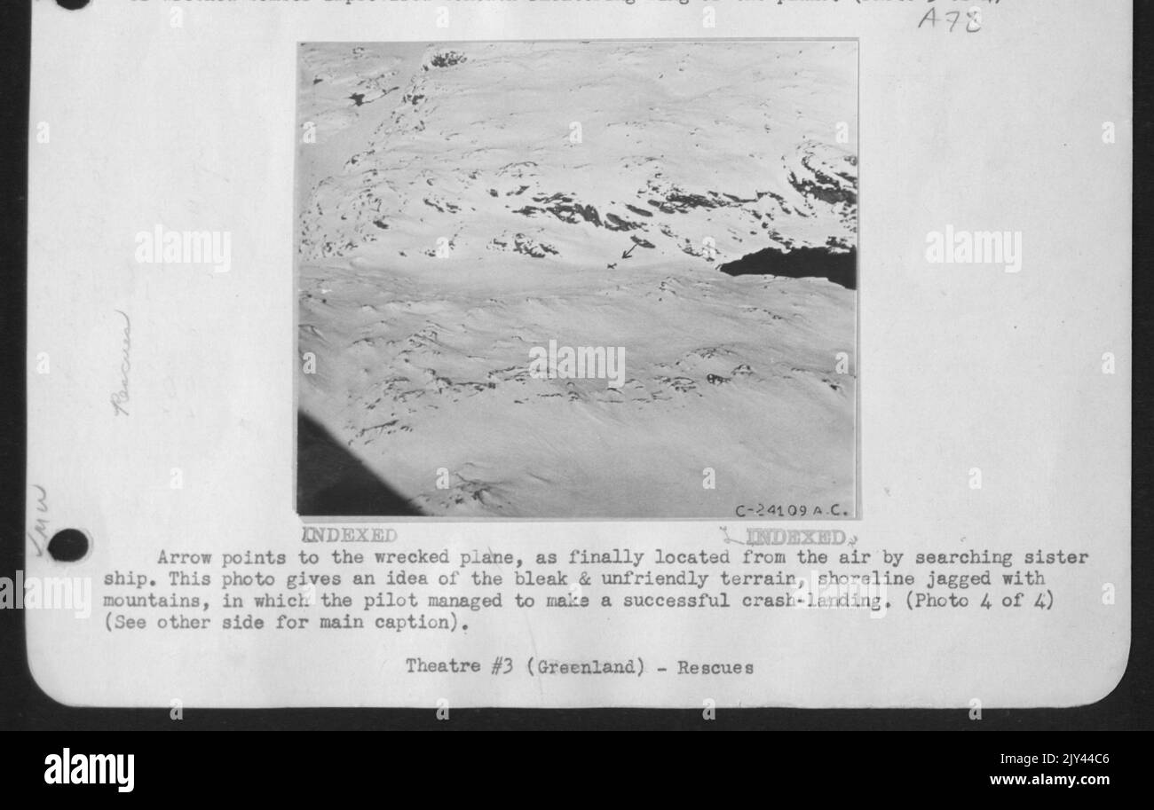La flèche pointe vers l'avion épaté, comme finalement situé de l'air en recherchant Sister Ship. Cette photo donne une idée du terrain sombre et peu sympathique, Shoreline jalonné de Mo0Untains, dans lequel le pilote a réussi à faire Un atterrissage en collision réussi. ( Banque D'Images