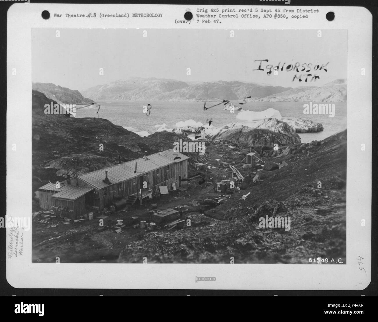 Le Prince Christian's Sound, Groenland. Photos montrant la zone des casernes, la zone des quais et la zone du port à la gare. Photo prise depuis la colline menant au bâtiment des opérations météo-radio. (1) casernes et salle de loisirs actuelle sur le côté gauche, à l'extérieur de la cuisine Banque D'Images