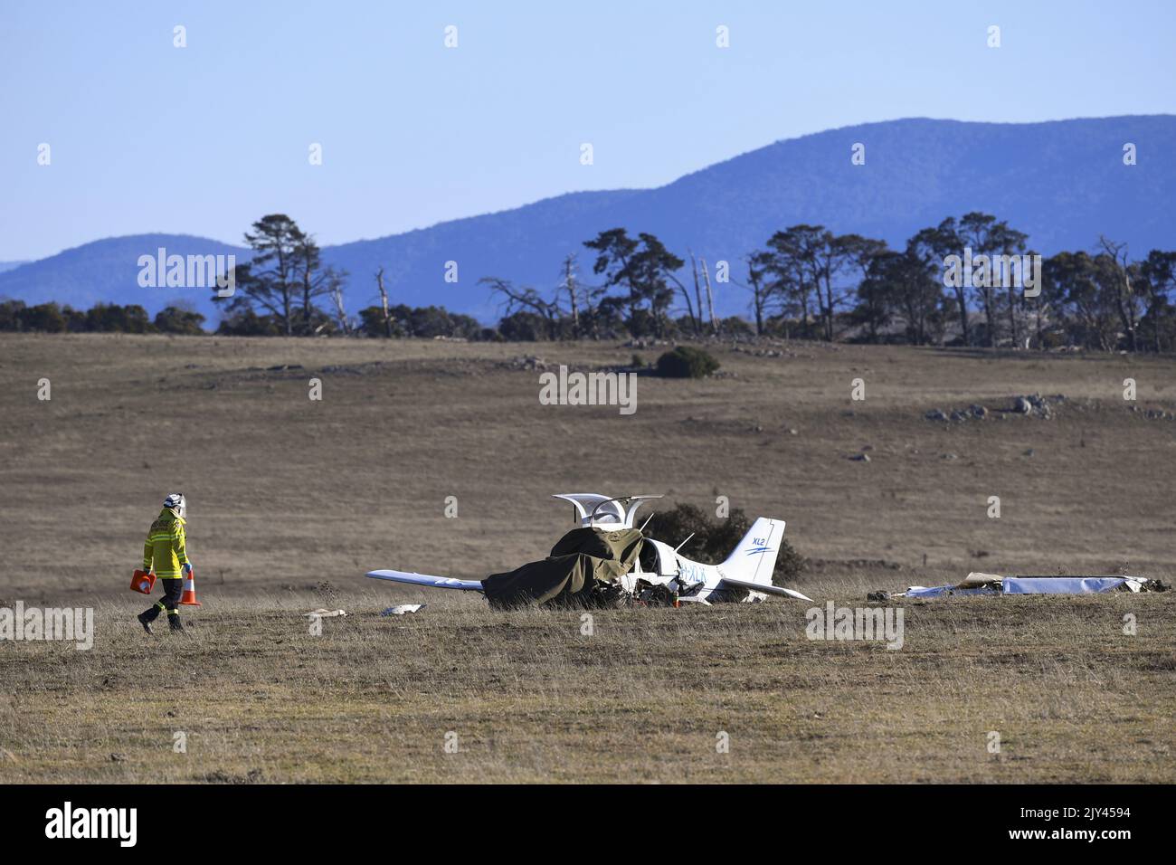 On voit le personnel d'incendie et de sauvetage travailler près de l