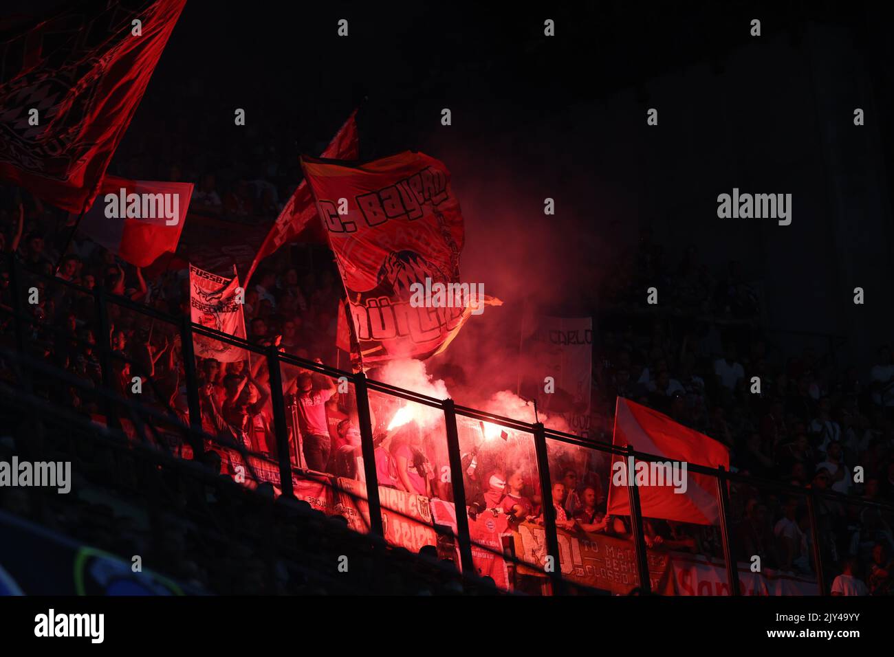 Milan, Italie. 07th septembre 2022. Les supporters du FC Bayern Munchen lors de l'UEFA Champions League 2022/23 Group Stage - match de football du groupe C entre le FC Internazionale et le FC Bayern Munchen au stade Giuseppe Meazza, Milan, Italie sur 07 septembre 2022 Credit: Independent photo Agency/Alay Live News Banque D'Images