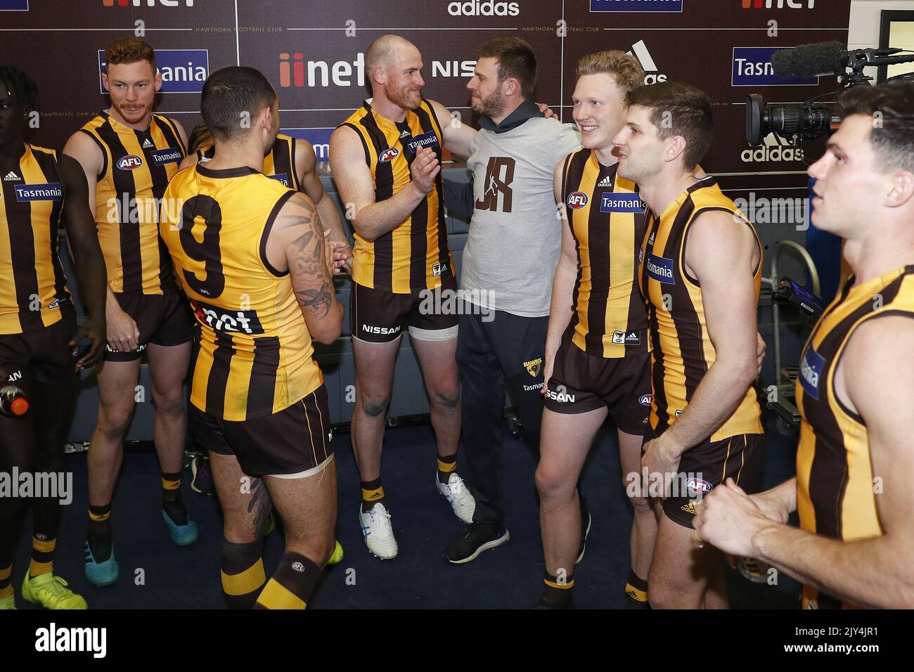 Jarryd Roughead of the Hawks (au centre) fête avec Grant Birchall of the Hawks après avoir remporté le match de la série 22 de l'AFL entre les Hawthorn Hawks et les Gold Coast Suns au Marvel Stadium à Melbourne, dimanche, 18 août 2019. (AAP image/Daniel Pockett) Banque D'Images