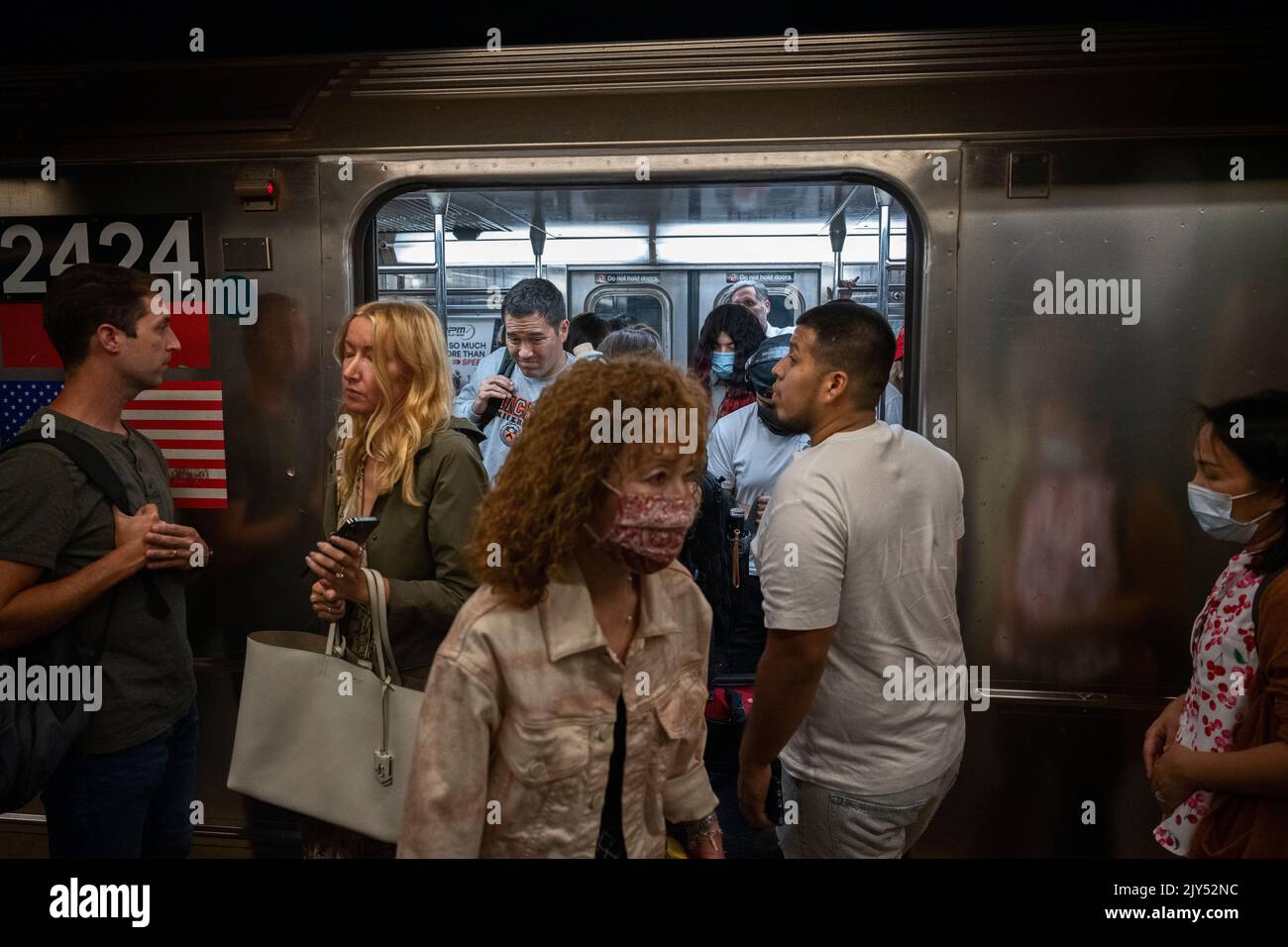 New York, New York, Etats-Unis 7 septembre 2022 Riders avec et sans masques sortie 1 train à Times Square heures après que le gouverneur de l'État de New York Kathy Hochul a levé l'exigence de masque pandémique pour les passagers de transit de New York crédit: Joseph Reid/Alay Live News Banque D'Images
