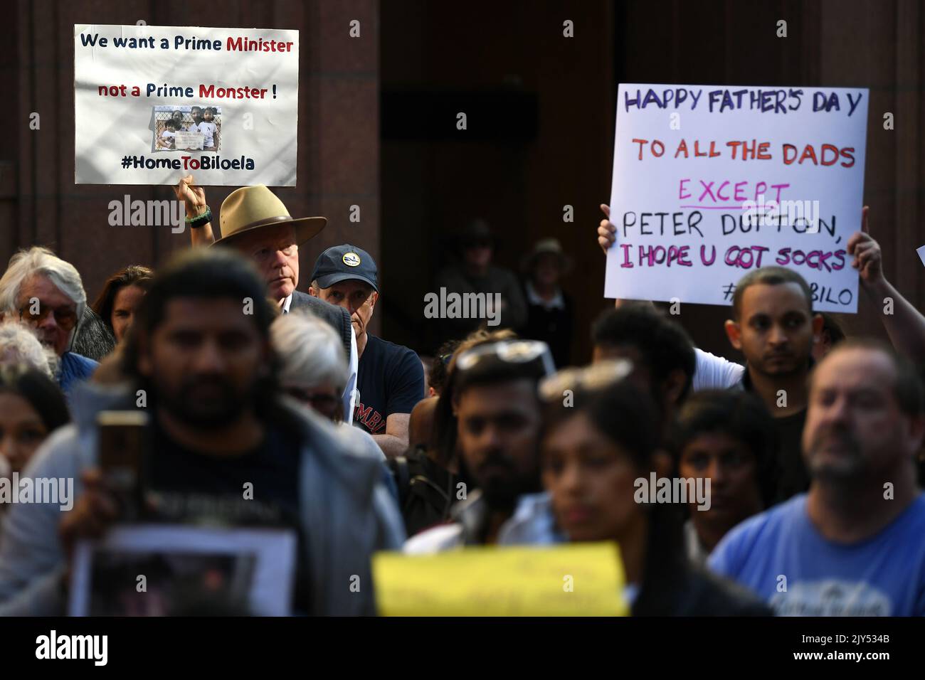 Les manifestants tiennent des pancartes pendant le Laissez-les rester ! Rassemblement d'urgence à Martin place à Sydney, dimanche, 1 septembre 2019. Plus d'une douzaine de manifestations ont eu lieu dimanche dans toute l'Australie pour appeler le gouvernement à laisser la famille d'un demandeur d'asile tamoul rester. (AAP image/Joel Carrett) PAS D'ARCHIVAGE ** USAGE STRICTEMENT ÉDITORIAL SEULEMENT ** Banque D'Images
