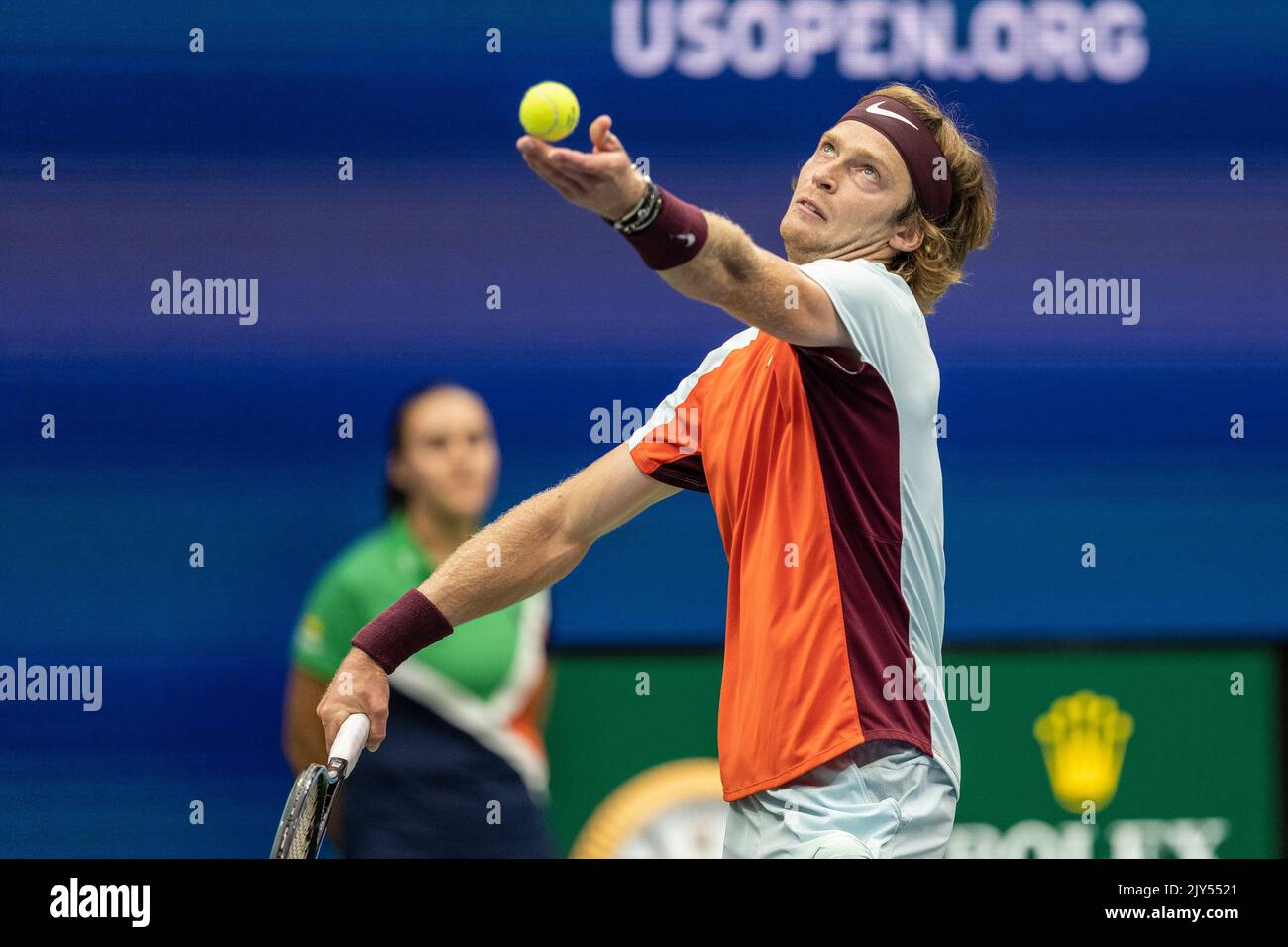 New York, États-Unis. 07th septembre 2022. Andrey Rublev sert pendant le quart de finale des championnats américains ouverts contre Frances Tiafoe des États-Unis au centre de tennis national de l'USTA Billie Jean King à New York on. 7 septembre 2022. Tiafoe a gagné en ensembles droits et a déménagé pour la première fois dans sa carrière à la demi-finale. C'est aussi la première fois depuis 2006 qu'un joueur de tennis américain a atteint la demi-finale à l'US Open comme l'a fait Andy Roddick. (Photo de Lev Radin/Sipa USA) crédit: SIPA USA/Alay Live News Banque D'Images