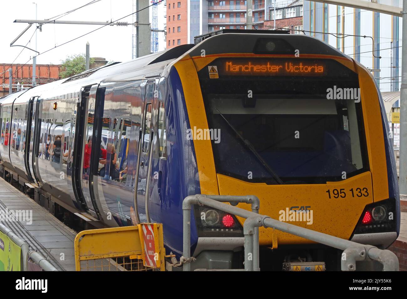 CAF Northern train à la gare de Manchester Victoria, 195133 Civity diesel train de voyageurs à unités multiples Banque D'Images