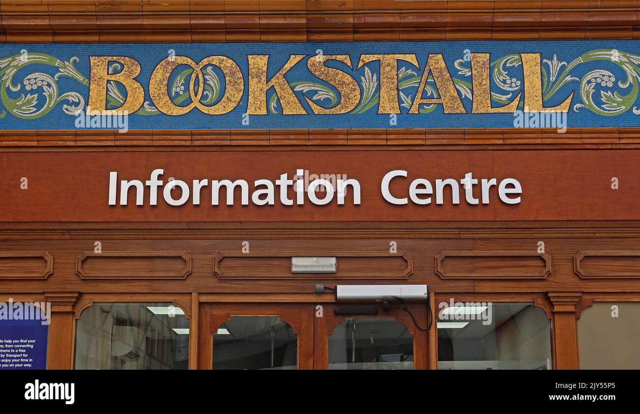 Victoria station Manchester, restaurant mosaïque lettrage, librairie avec mosaïque décoration, Livre Stall Banque D'Images