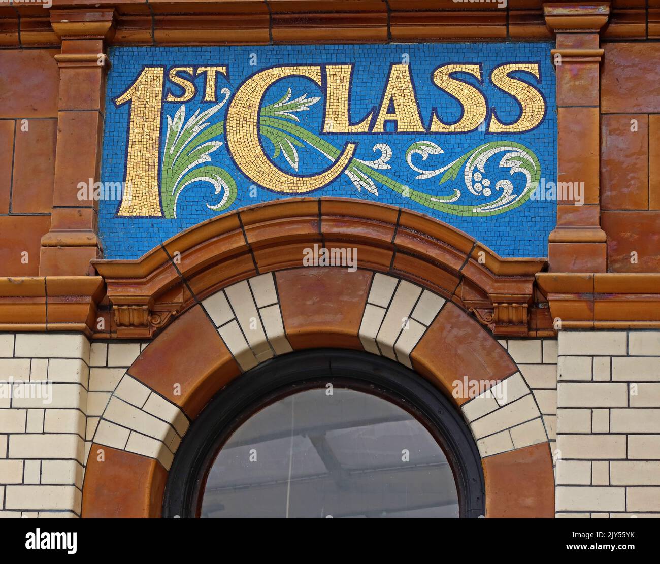 Victoria station Manchester, restaurant mosaïque lettrage, librairie avec mosaïque décoration, première classe Banque D'Images