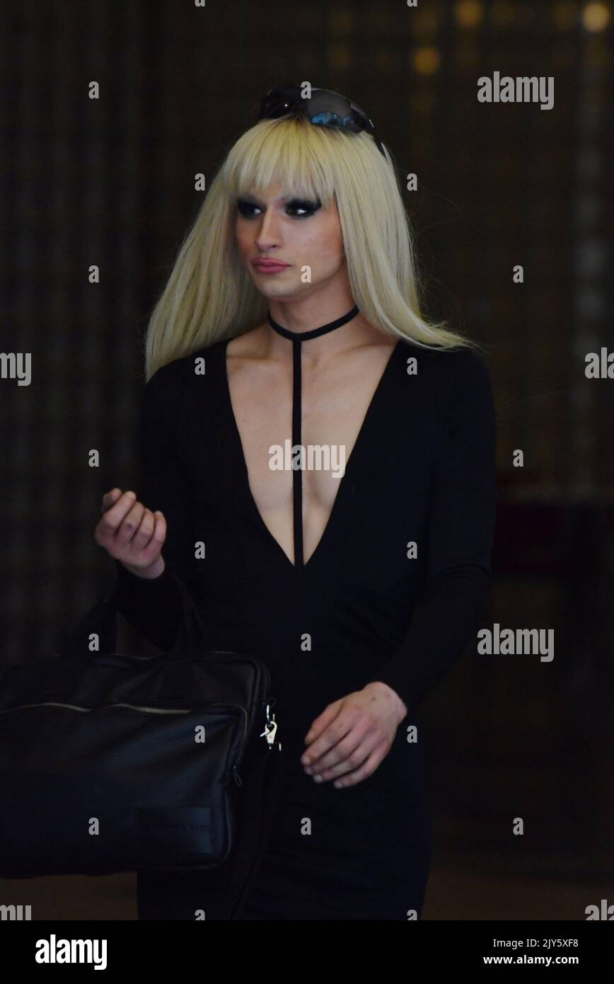 Femme transgenre Anya Bradford au tribunal local du Downing Centre à Sydney, mercredi, 25 septembre 2019. Craig Norman Williamson, policier de Nouvelle-Galles du Sud, est accusé d'avoir agressé la femme transgenre Anya Bradford alors qu'elle était en garde à vue au poste de police de Surry Hills. (AAP image/Dean Lewins) PAS D'ARCHIVAGE ** USAGE STRICTEMENT ÉDITORIAL SEULEMENT ** Banque D'Images
