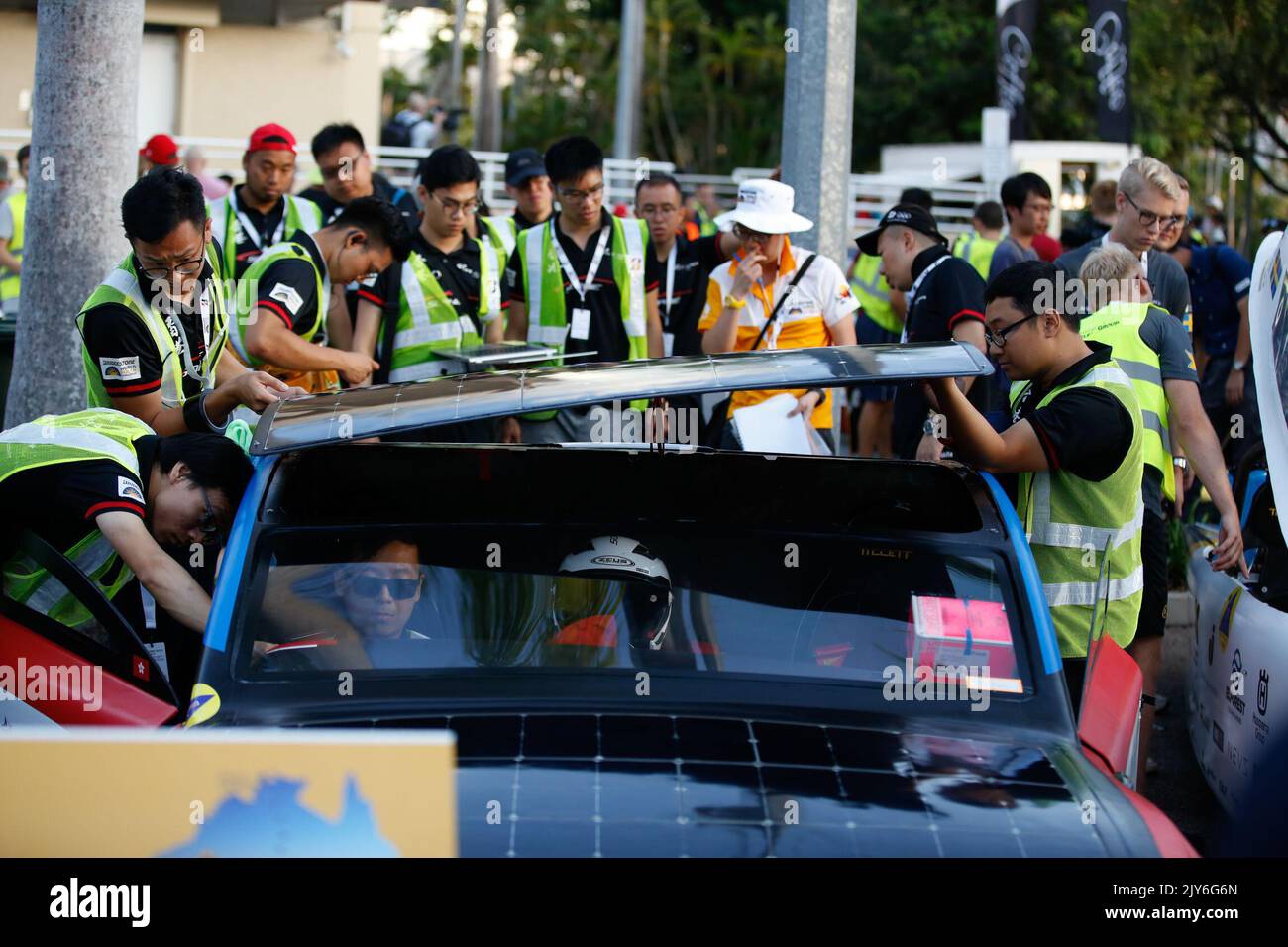 L'équipe solaire de Hong Kong Sophie est vue sur la ligne de départ du défi solaire mondial 2019 sur la place de l'État à Darwin, dimanche, 13 octobre 2019. Les plus grandes voitures du World Solar Challenge ont passé les tests avant leur voyage au soleil de 3000km entre Darwin et Adélaïde. (AAP image/Glenn Campbell) PAS D'ARCHIVAGE ** USAGE STRICTEMENT ÉDITORIAL SEULEMENT ** Banque D'Images