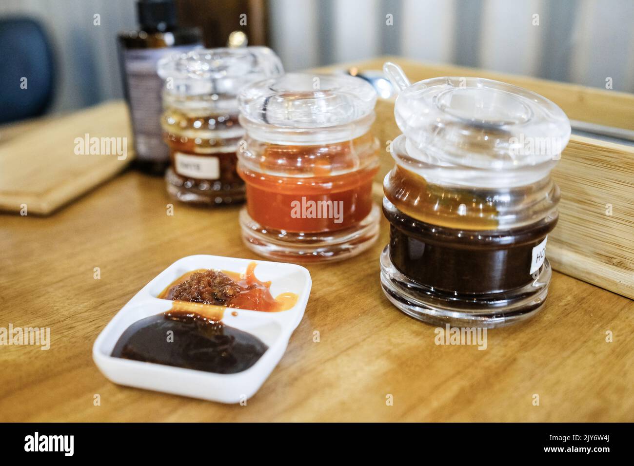 Condiments à Me Pho, un restaurant vietnamien à Bankstown (sauce Chili, vinaigre, huile de Chili, sauce hoisin) — Sydney, Australie Banque D'Images