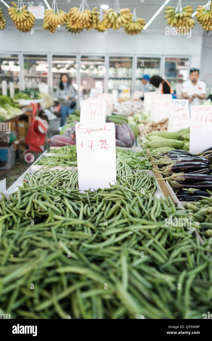 Haricots verts et bananes en vente chez un épicier vietnamien de Cabramatta — Sydney, Australie Banque D'Images