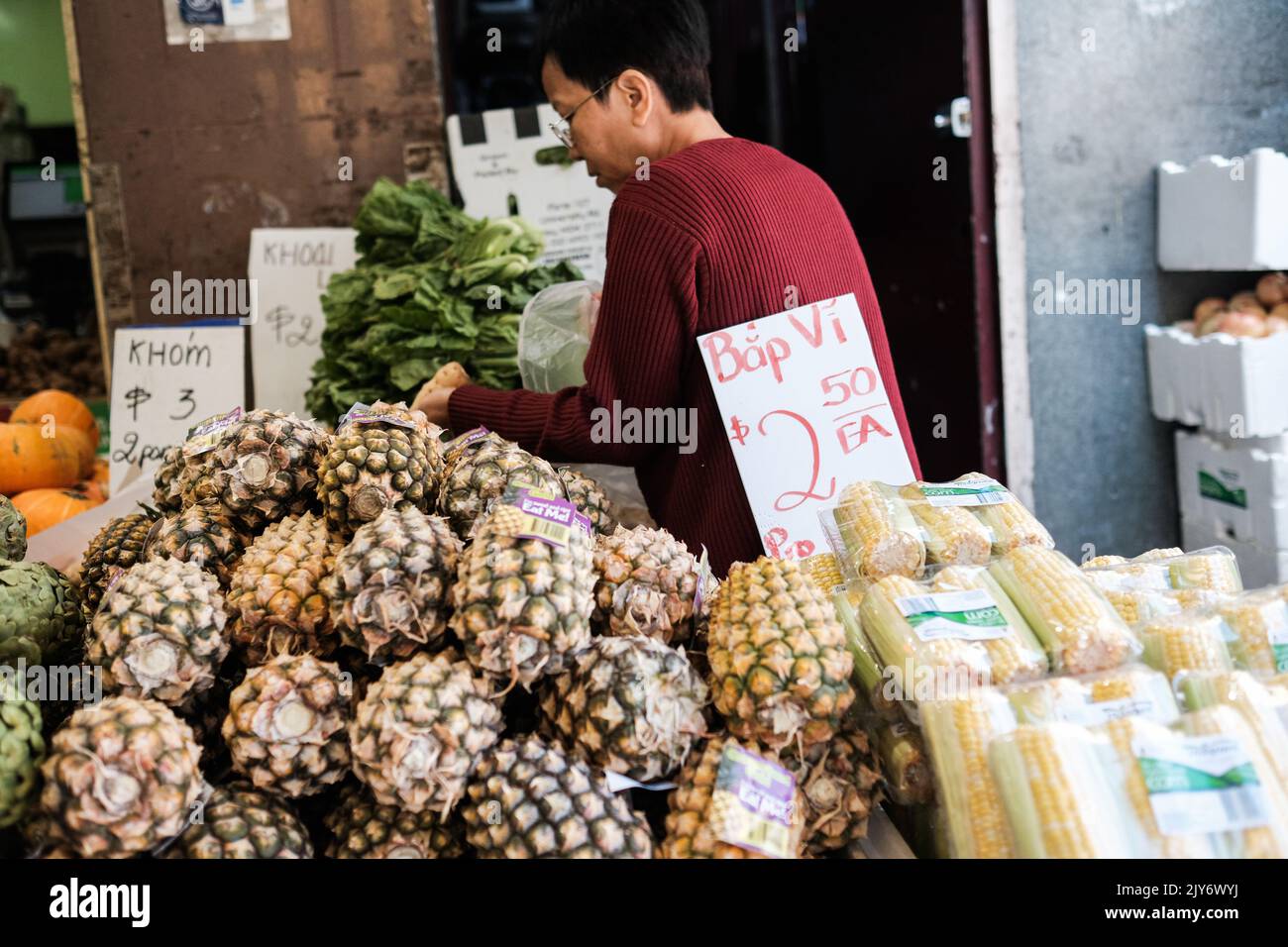 Ananas et maïs en vente chez un épicier vietnamien à Cabramatta — Sydney, Australie Banque D'Images