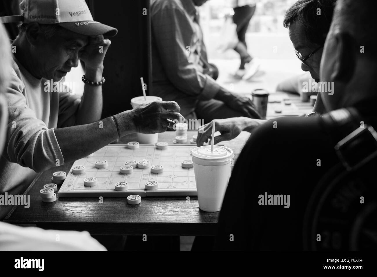 Hommes vietnamiens jouant une partie de cờ tướng (alias Xiangqi, ou échecs chinois) à Cabramatta — Sydney, Australie Banque D'Images