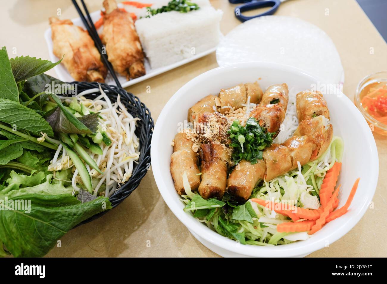 Bún Chả avec rouleaux de printemps et Chả Tôm (crevettes de canne à sucre) avec papier de riz au Phu Quoc, un restaurant vietnamien à Cabramatta — Sydney, Australie Banque D'Images