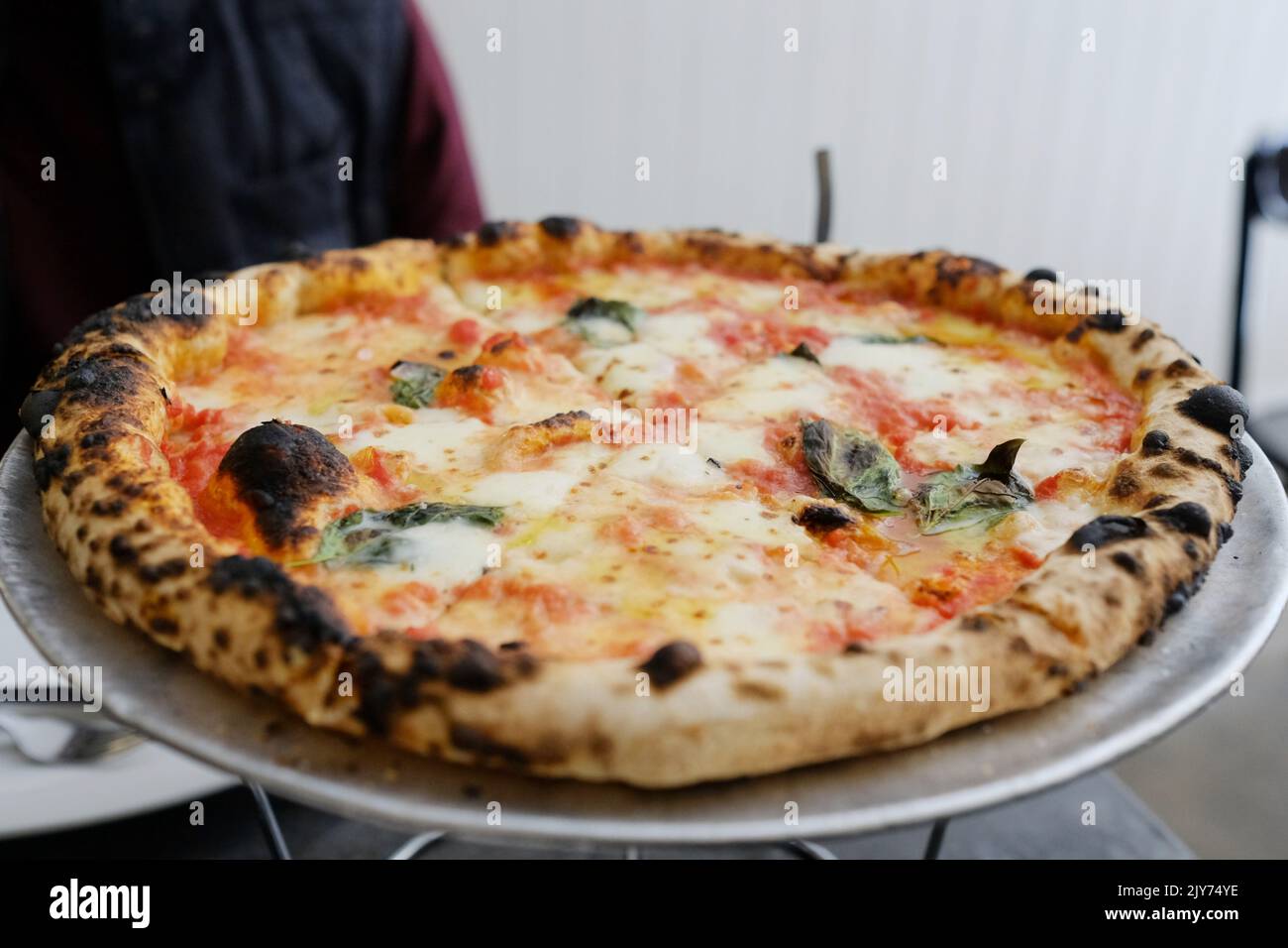 Une margherita au feu de bois au Bella Brutta, pizzeria moderne de Newtown, Sydney — Nouvelle-Galles du Sud, Australie Banque D'Images