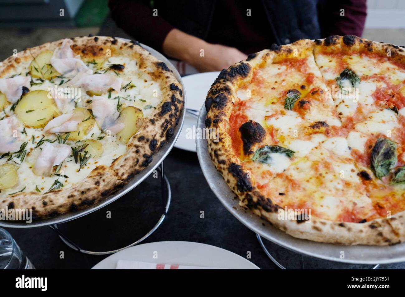 Une margherita et une pizza à la pomme de terre rôtie et à la gorgonzola avec guanchiale au Bella Brutta, une pizzeria moderne de Newtown, Sydney — Nouvelle-Galles du Sud, Australie Banque D'Images