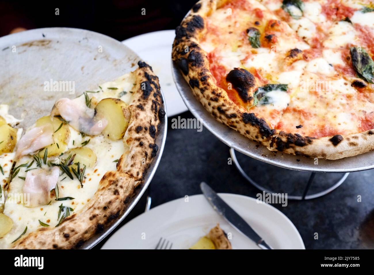 Une margherita et une pizza à la pomme de terre rôtie et à la gorgonzola avec guanchiale au Bella Brutta, une pizzeria moderne de Newtown, Sydney — Nouvelle-Galles du Sud, Australie Banque D'Images