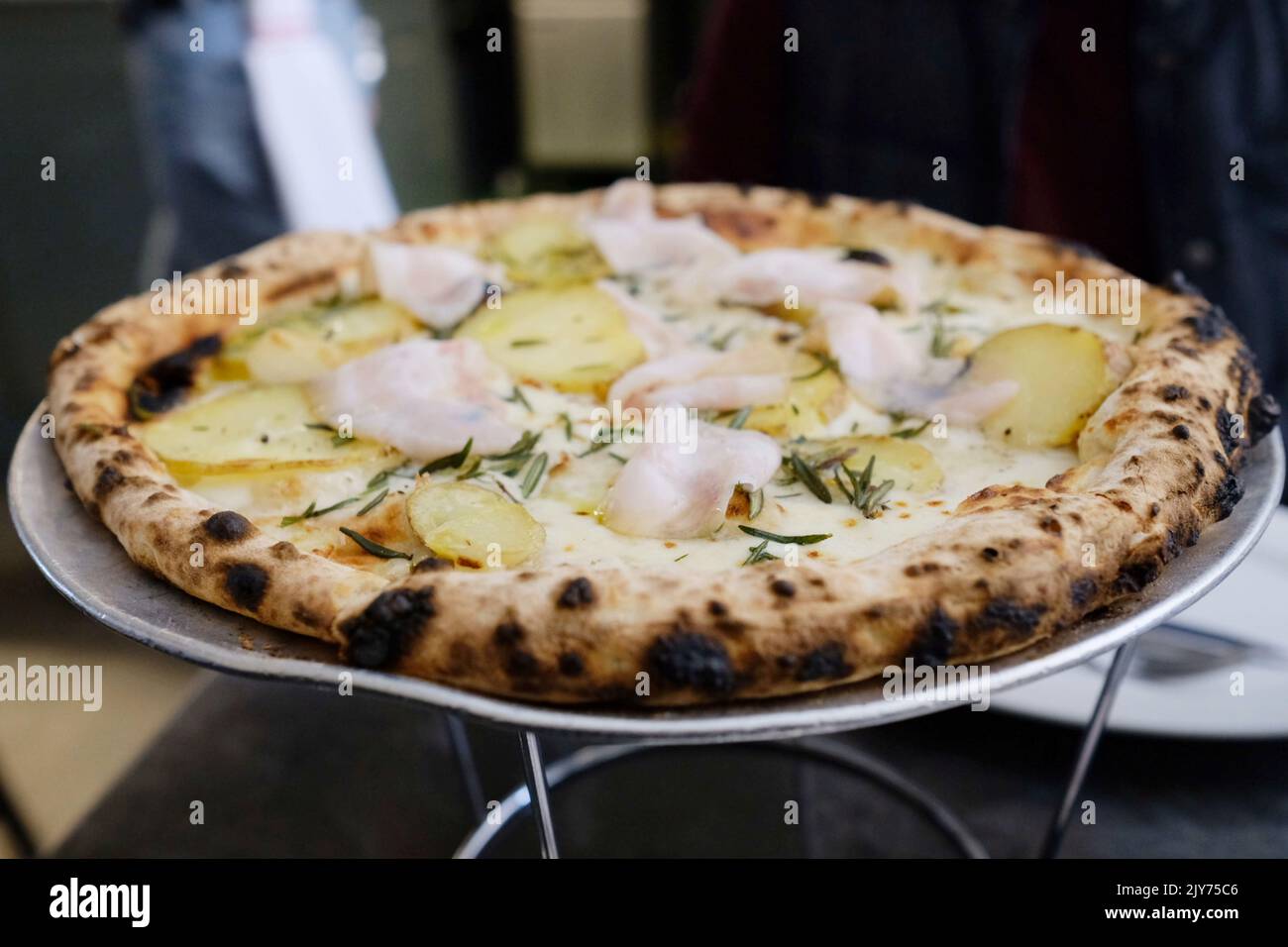 Pizza à la pomme de terre rôtie et à la gorgonzola avec guanchiale au Bella Brutta, une pizzeria moderne de Newtown, Sydney — Nouvelle-Galles du Sud, Australie Banque D'Images