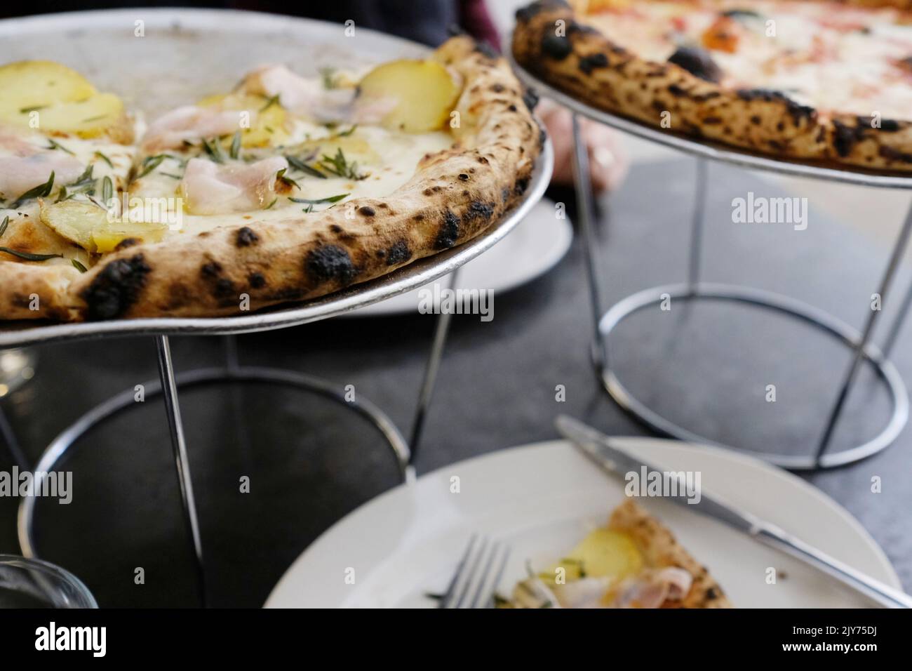 Pizza à la pomme de terre rôtie et à la gorgonzola avec guanchiale au Bella Brutta, une pizzeria moderne de Newtown, Sydney — Nouvelle-Galles du Sud, Australie Banque D'Images