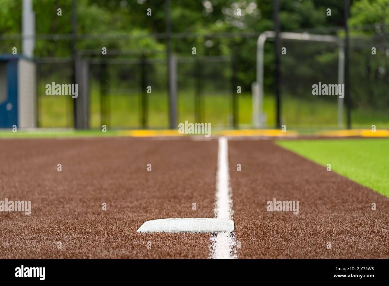 Vue de la troisième base du terrain de softball synthétique pour l'école secondaire, en regardant vers la plaque d'accueil. Banque D'Images