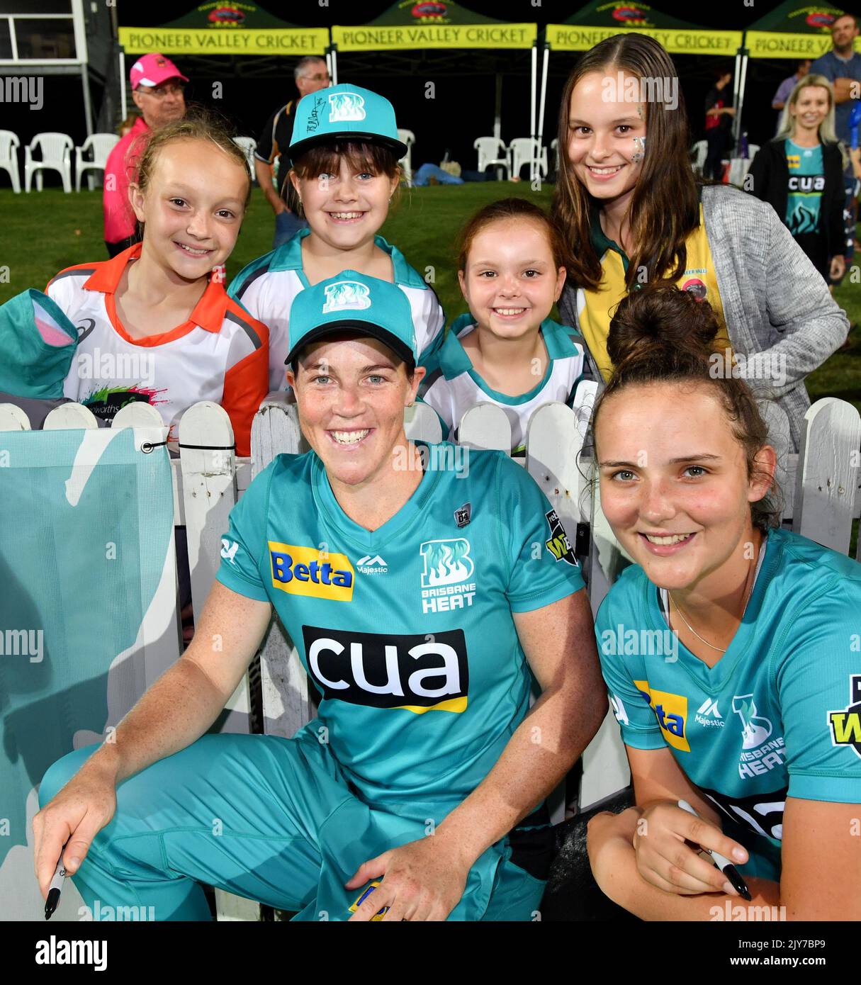 Grace Harris (en bas à gauche) et Amelia Kerr (en bas à droite) de la chaleur sont vus avec les fans après le match WBBL entre la chaleur de Brisbane et les grévistes d'Adélaïde au parc Harrup à Mackay, samedi, 2 novembre 2019. (AAP IMAGE/DARREN ENGLAND) PAS D'ARCHIVAGE, USAGE ÉDITORIAL SEULEMENT ** USAGE STRICTEMENT ÉDITORIAL SEULEMENT, PAS D'UTILISATION COMMERCIALE, PAS DE LIVRES ** Banque D'Images