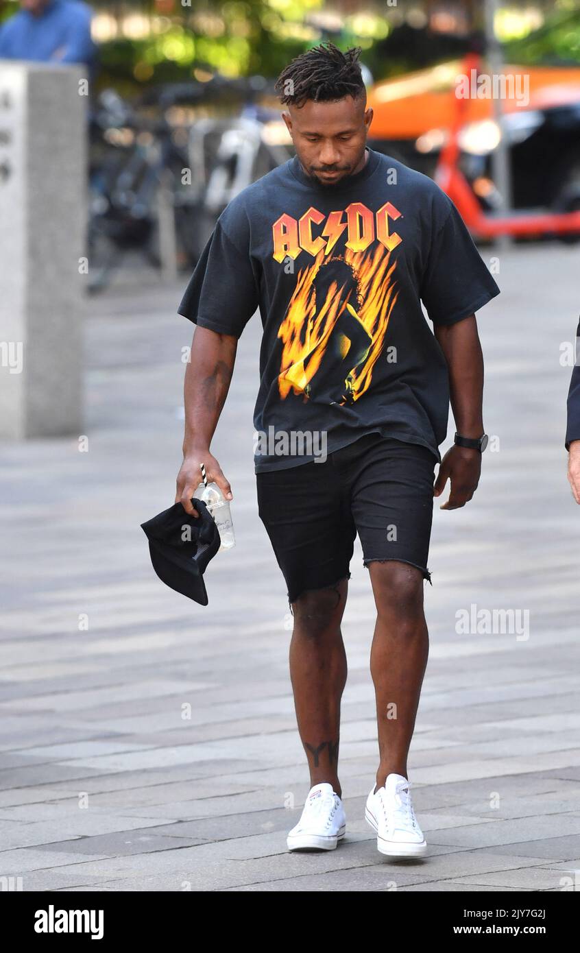 L'ancien joueur des Broncos de Brisbane, James Segeyaro, arrive jeudi à 7 novembre 2019 pour une réunion avec l'autorité australienne antidopage des sports (ASADA). Segeyaro fait face à une suspension jusqu'à quatre ans après les tests positifs à di-hydroxy LGD-4033 qui est également connu sous le nom de Ligandrol. (AAP IMAGE/DARREN ANGLETERRE) PAS D'ARCHIVAGE ** STRICTEMENT RÉSERVÉ À L'USAGE ÉDITORIAL, PAS D'UTILISATION COMMERCIALE, PAS DE LIVRES ** Banque D'Images