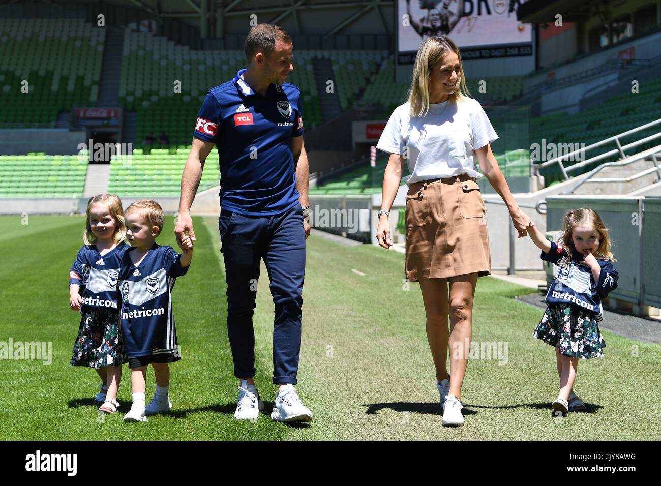 Leigh Broxham, milieu de la victoire de Melbourne (au centre à gauche) et sa femme Sam (au centre à droite) arrivent à une conférence de presse avec leurs trois triplés au parc AAMI à Melbourne, mercredi à 27 novembre 2019. Broxham jouera ce week-end son jeu de 300th A-League, non seulement en devenant le premier joueur de victoire à atteindre le jalon, mais également le seul joueur de l'histoire De A-League au faire à un club. (AAP IMAGE/JAMES ROSS) PAS D'ARCHIVAGE ** USAGE STRICTEMENT ÉDITORIAL SEULEMENT, PAS D'UTILISATION COMMERCIALE, PAS DE LIVRES ** Banque D'Images