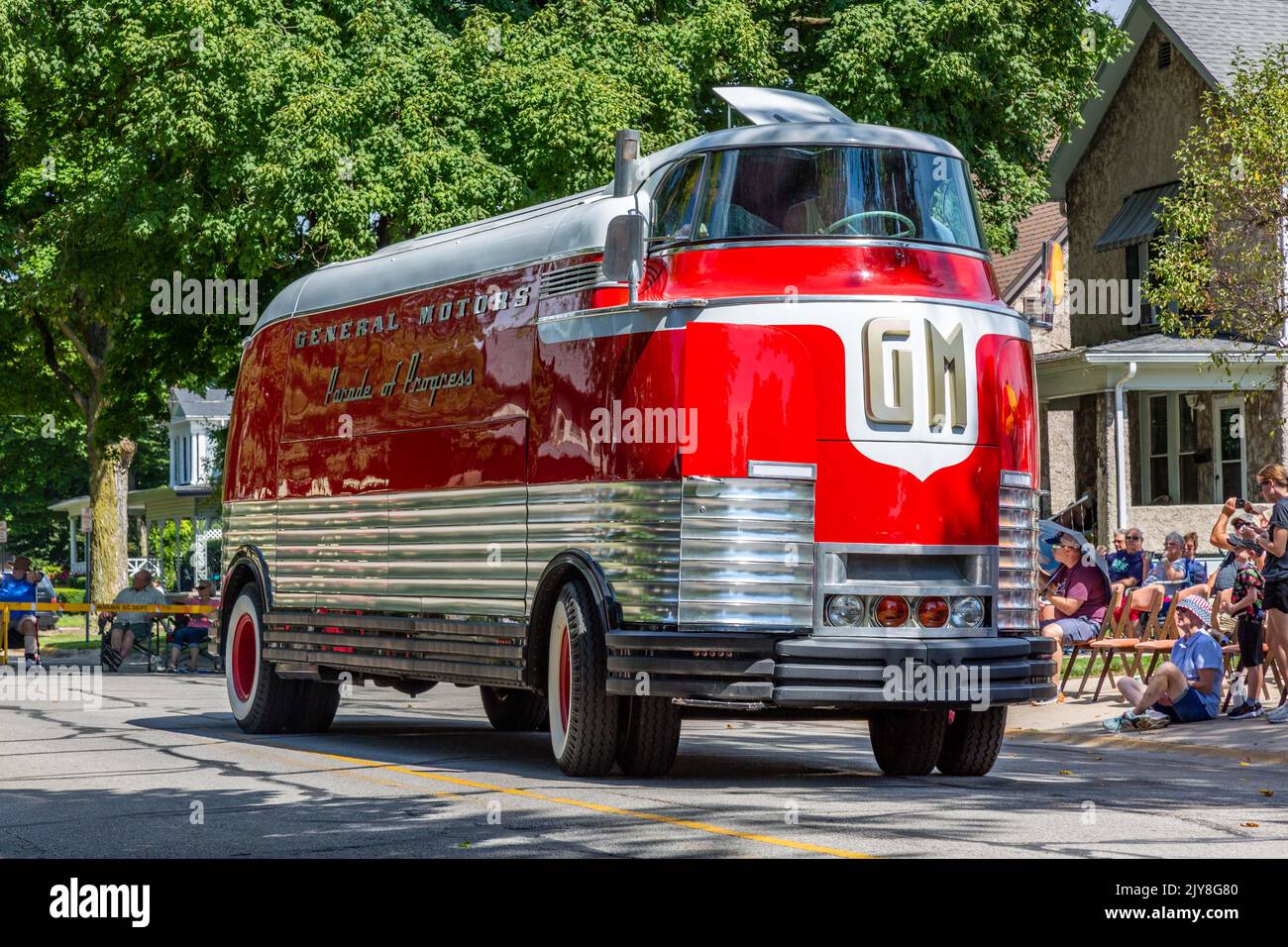 Un très rare Futurliner 1953 de General Motors participe au défilé du Festival Auburn Cord Duesenberg 2022 à Auburn, Indiana, États-Unis. Banque D'Images