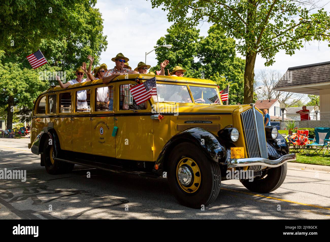 Un bus de 1936 White Model 706 Yellowstone National Park Tour participe à la parade du Festival Auburn Cord Duesenberg 2022 à Auburn, Indiana, États-Unis. Banque D'Images