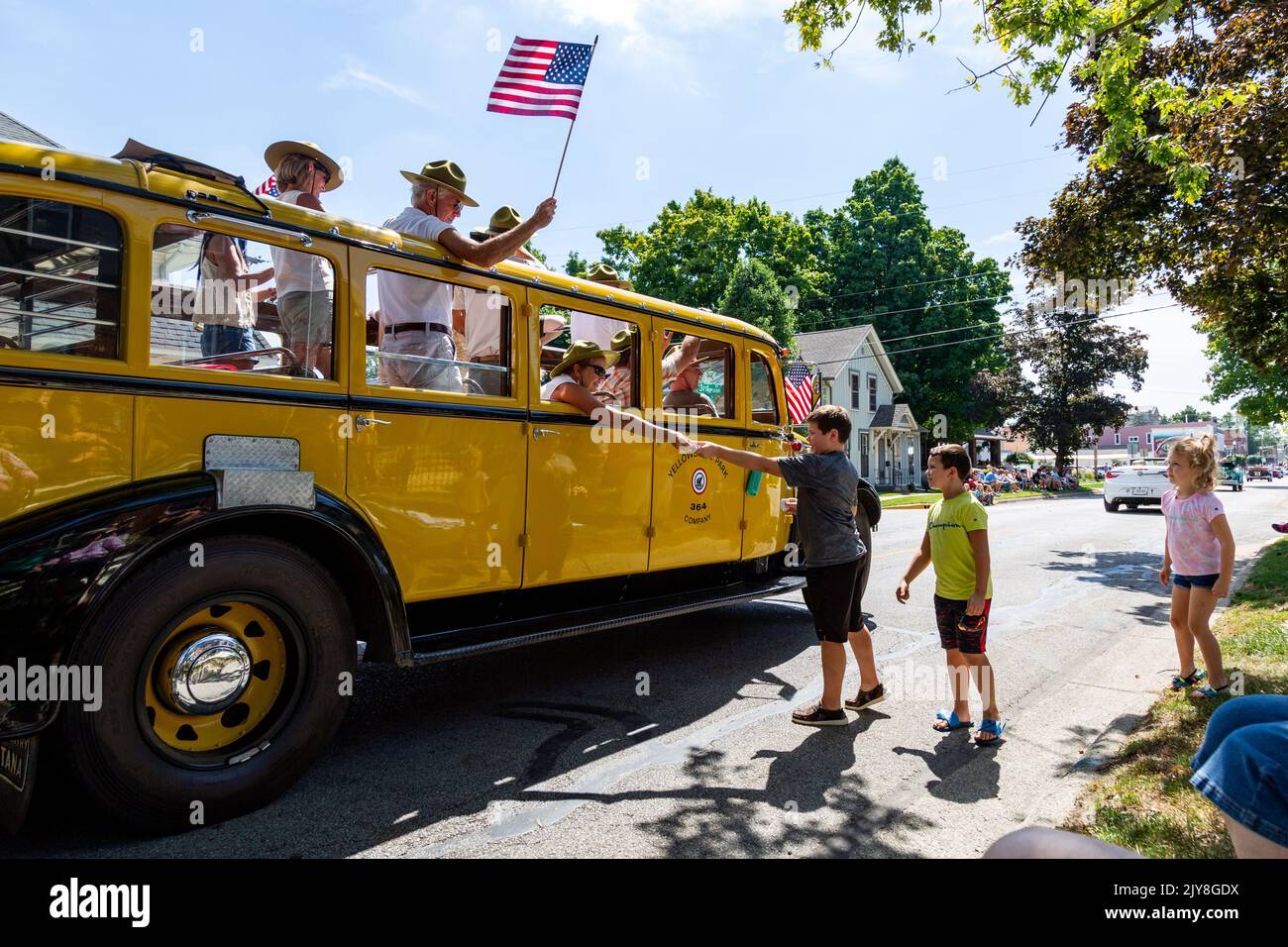Un bus de 1936 White Model 706 Yellowstone National Park Tour participe à la parade du Festival Auburn Cord Duesenberg 2022 à Auburn, Indiana, États-Unis. Banque D'Images