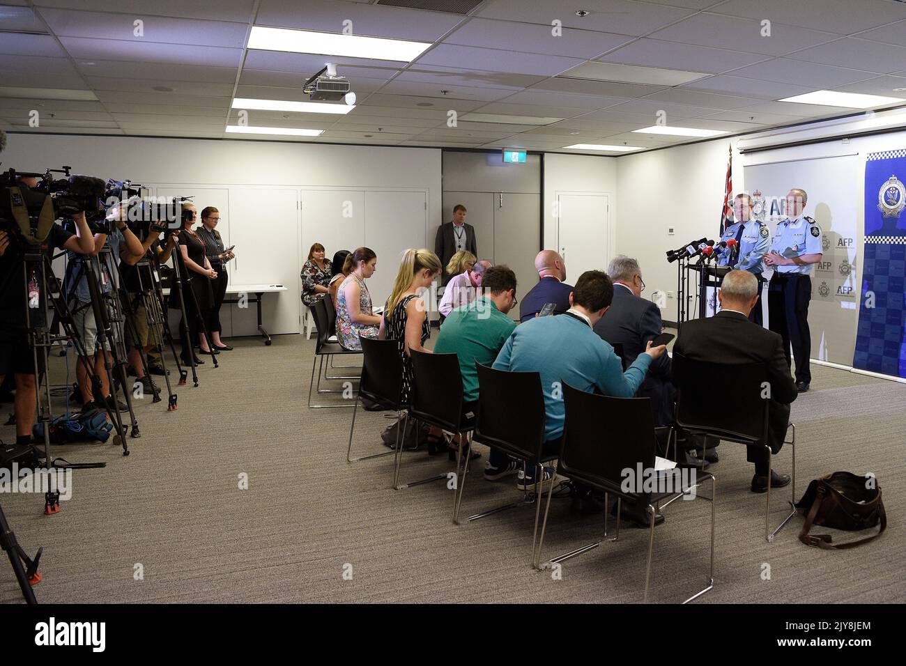 Mark Walton, sous-commissaire de la police de Nouvelle-Galles du Sud, et Ian McCartney, sous-commissaire de la police fédérale australienne, parlent aux médias lors d'une conférence de presse au bureau de l'AFP à Sydney, mercredi, à 4 décembre 2019. Un homme de 21 ans, Riverwood, a été arrêté pour des crimes de terrorisme présumés. (AAP image/Bianca de Marchi) PAS D'ARCHIVAGE ** USAGE STRICTEMENT ÉDITORIAL SEULEMENT ** Banque D'Images