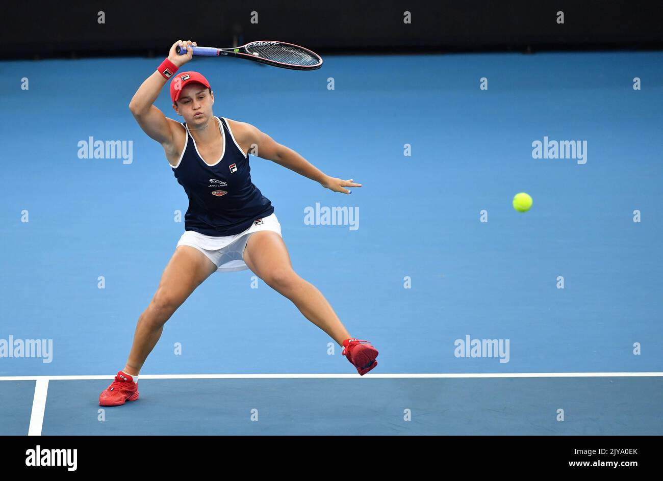 Ashleigh Barty d'Australie en action pendant la double finale avec son partenaire Kiki Bertens des pays-Bas contre su-Wei Hsieh de Taipei et Barbora Strycova de la République tchèque au tournoi de tennis international de Brisbane au Queensland tennis Centre de Brisbane, dimanche, 12 janvier 2020. (AAP IMAGE/DARREN ENGLAND) PAS D'ARCHIVAGE, USAGE ÉDITORIAL SEULEMENT ** USAGE STRICTEMENT ÉDITORIAL SEULEMENT, PAS D'UTILISATION COMMERCIALE, PAS DE LIVRES ** Banque D'Images