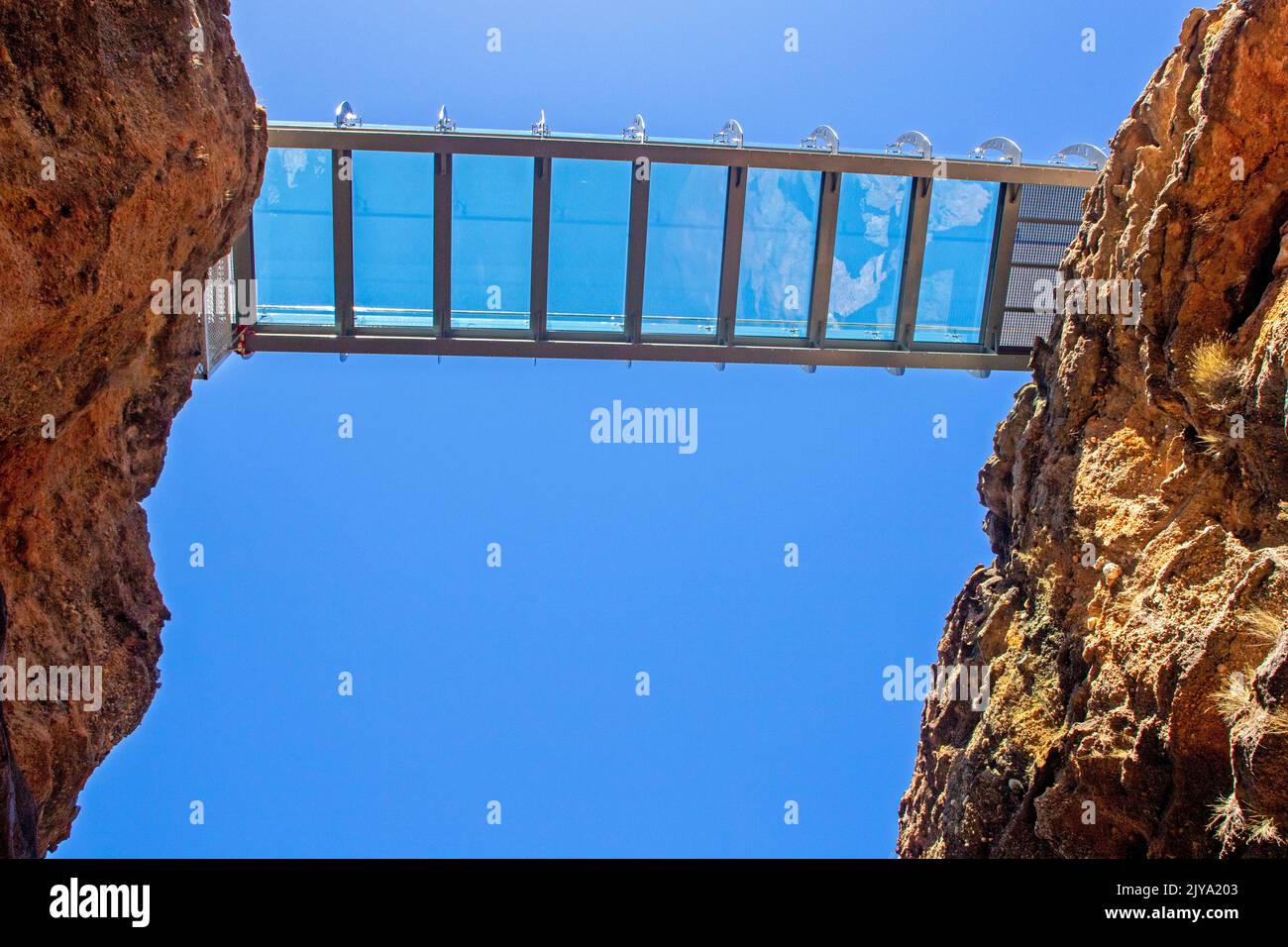 Pont en verre au-dessus de Cobbold gorge Banque D'Images