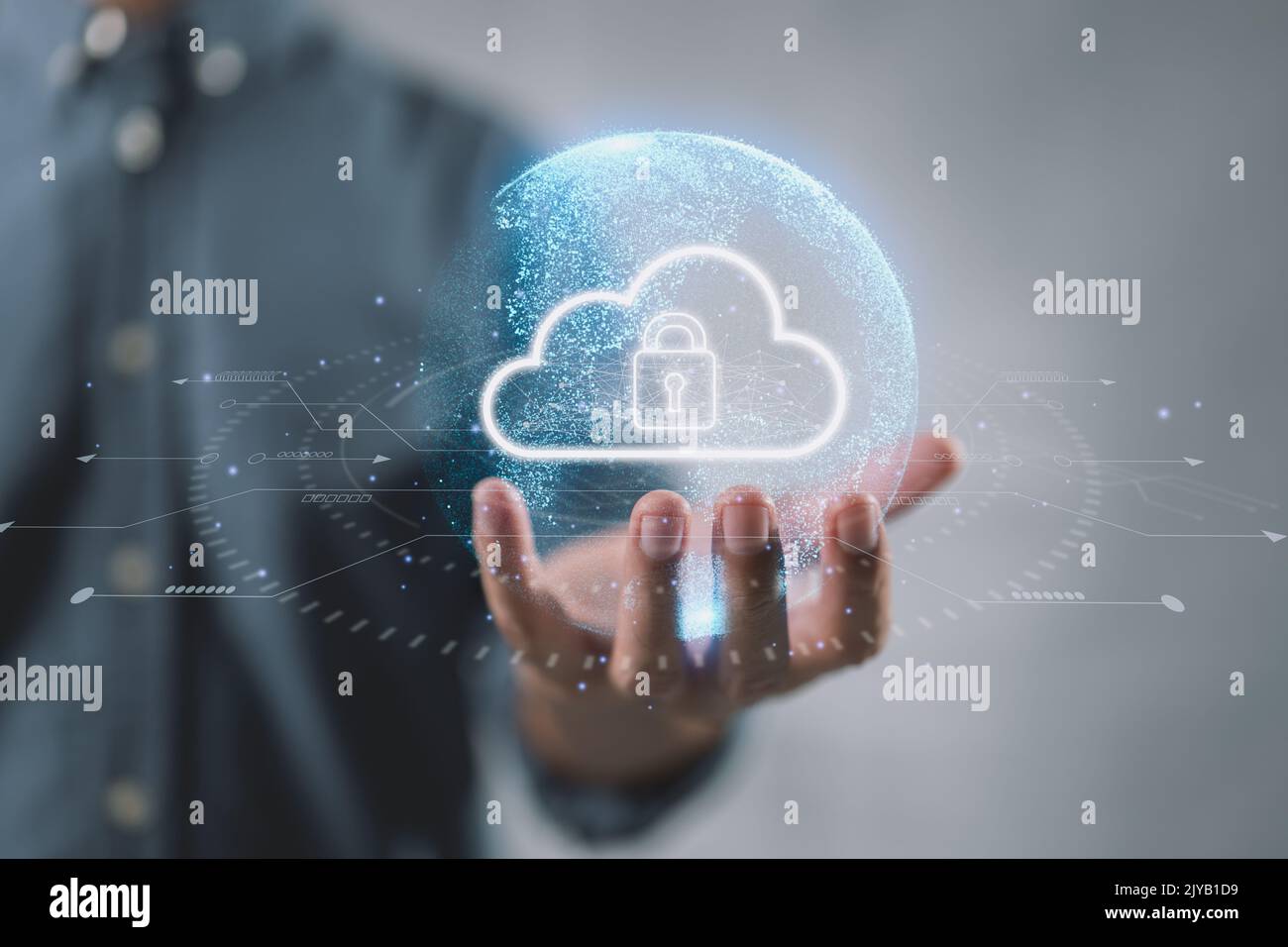 Technologie de cloud computing concept de sécurité du stockage de bases de données transfert de sauvegarde. Il y a une grande icône de cloud sur la droite dans un monde abstrait sur les affaires Banque D'Images