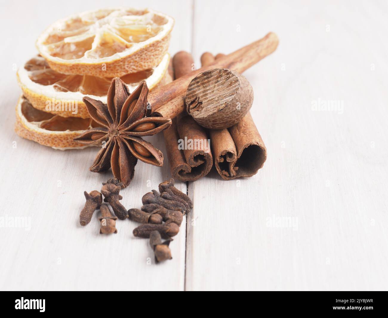 Différentes épices de Noël sur une table en bois, cuisine de saison ou concept d'ingrédients Banque D'Images