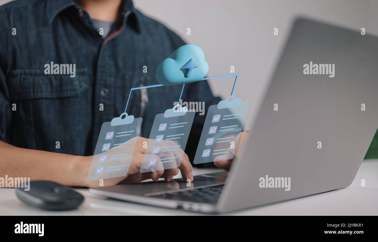 manipulation de documents électroniques. Utilisez le cloud, le stockage de documents en ligne et une méthode numérique d'organisation du papier pour gérer les documents d'entreprise Banque D'Images