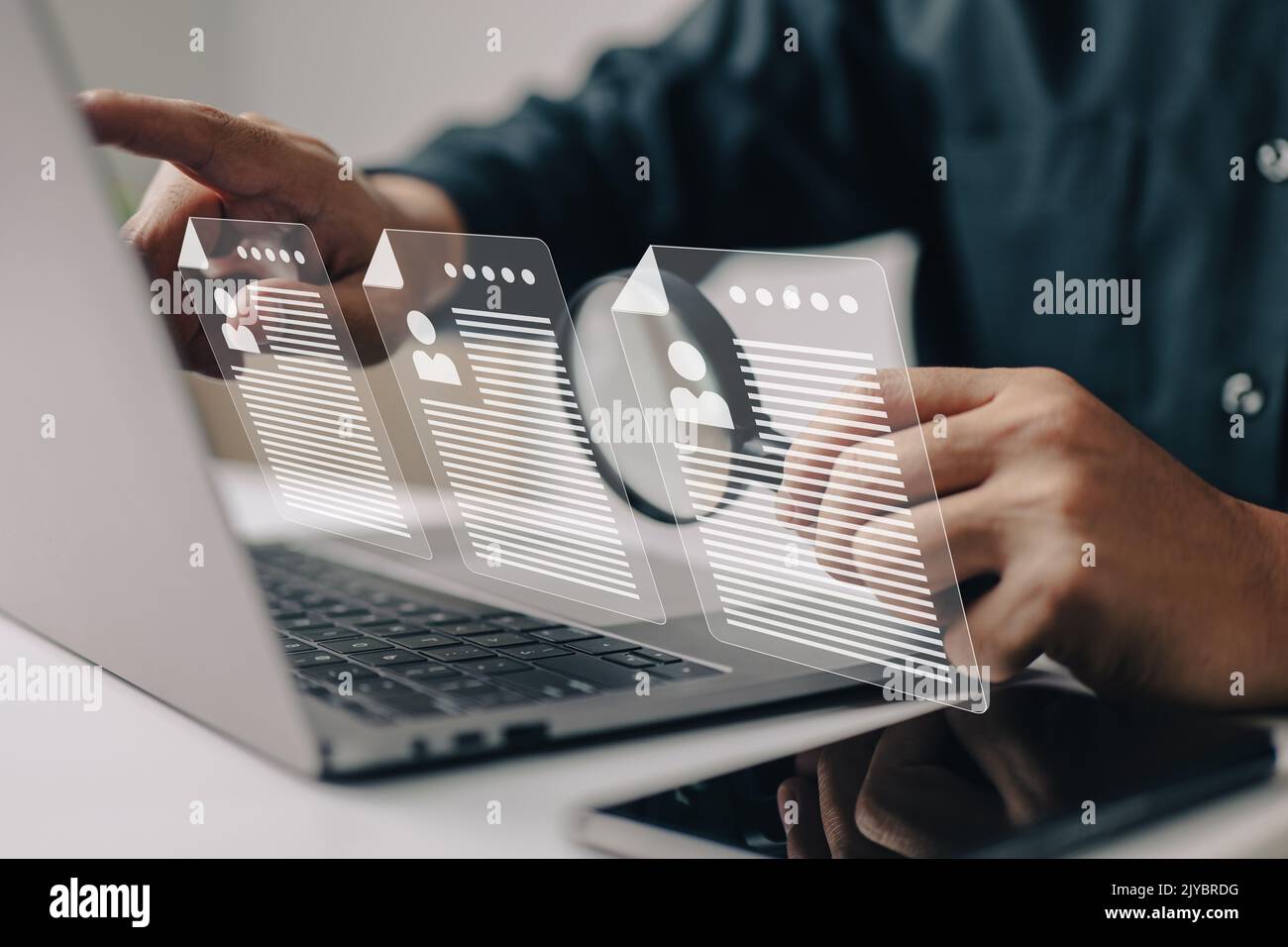 Le processus de sélection des candidats pour les entrevues et l'embauche d'emplois par le biais d'une agence de recrutement sur Internet. Banque D'Images