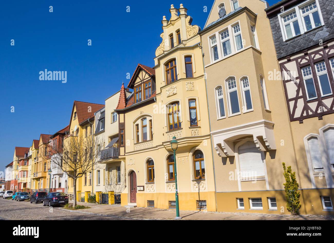Rue avec maisons colorées dans la ville thermale de Bad Salzelmen, Allemagne Banque D'Images